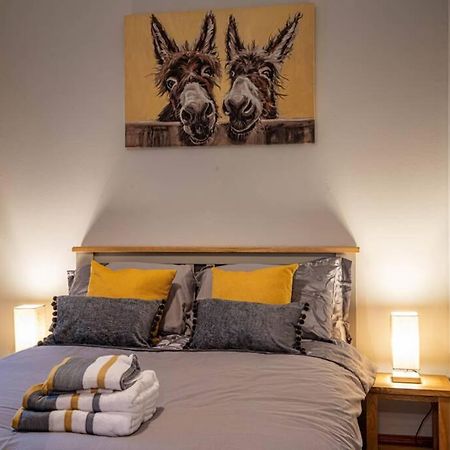 Cozy Newly Renovated Town Centre Apartment 애버펠디 외부 사진