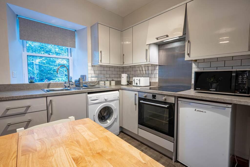 Cozy Newly Renovated Town Centre Apartment 애버펠디 외부 사진