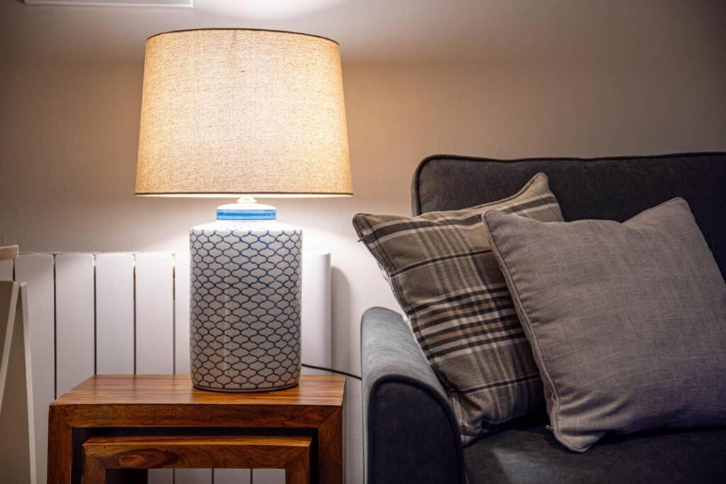 Cozy Newly Renovated Town Centre Apartment 애버펠디 외부 사진